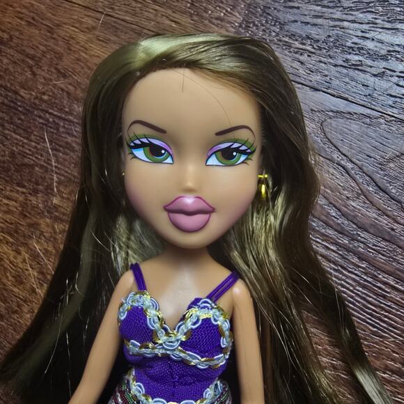 Bratz Funk Out Fianna Reproduction Doll with Outfit Shoes Earrings + Extra Top - Picture 3 of 6